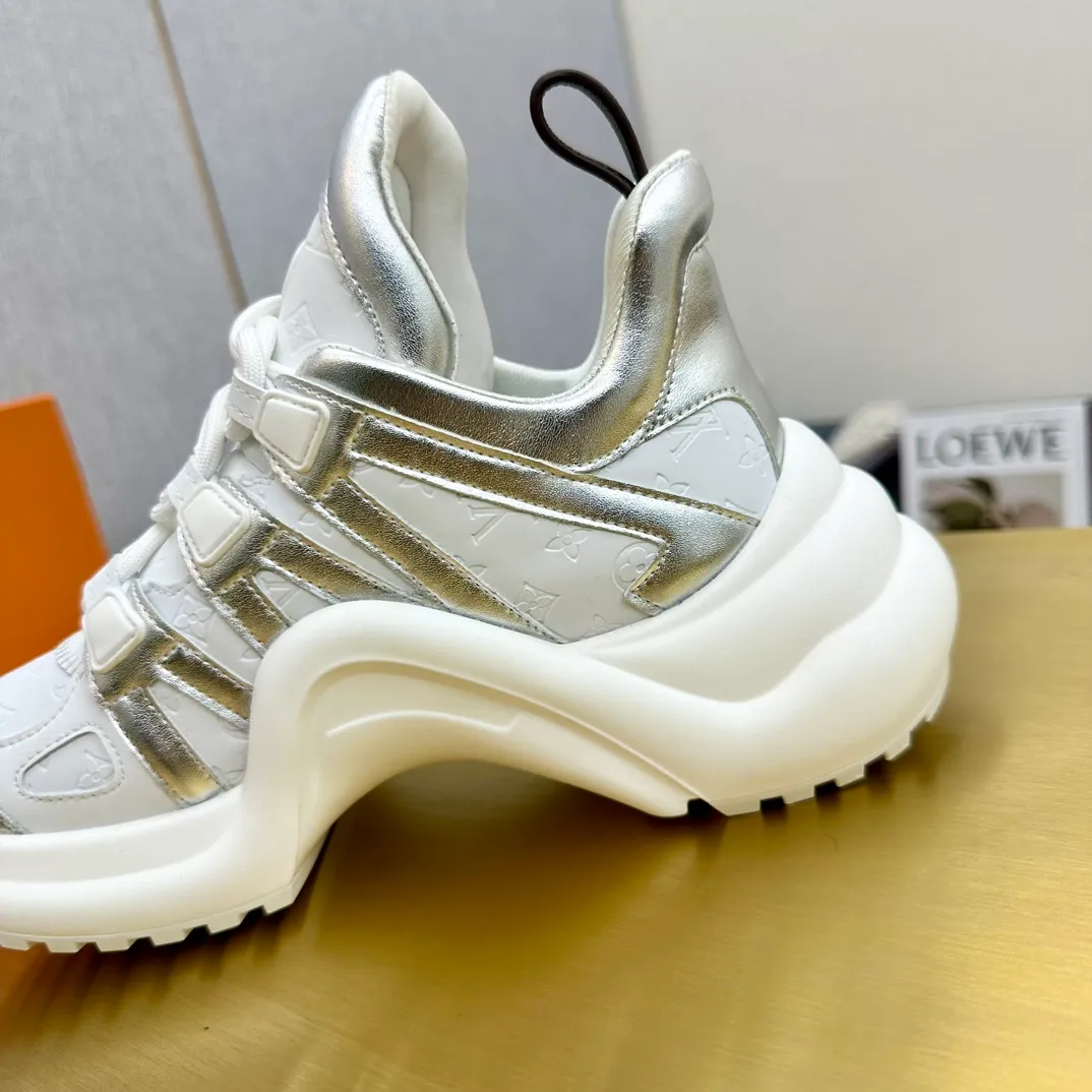 👟👟Ex-factory price 760👟👟LV donkey brand casual sports dad shoes. The bold and avant-garde design➕the distinctive wavy outsole is charming in the entire fashion circle. It is synonymous with new trends and trends. It is to be called the coolest casual sports shoe in history. Whoever wears it will become the most handsome person who turns heads. The height of the heel is about 5.5cm, and the heel is about 8mm.  🌸Imported fabrics🐂leather➕Imported🐐leather➕Imported T👟👟Ex-factory price U splicing 🌸Inner lining imported mesh fabric➕Cowhide lining Outsole vacuum foaming and T👟👟Ex-factory price U combination 🌸 Size women's size 35-41